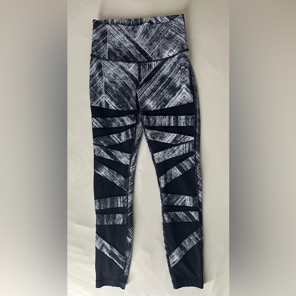 Lululemon Women’s Size 8 leggings (Black/White)